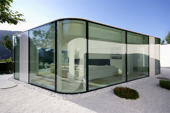 Современный стеклянный дом на озере Кугано