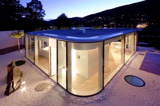 Современный стеклянный дом на озере Кугано