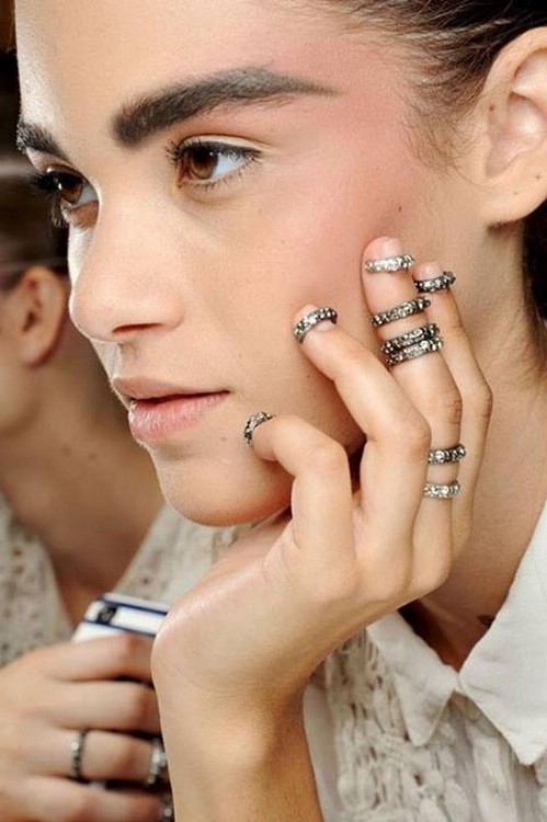 Многоярусные кольца и кольца на кончики пальцев от Chanel