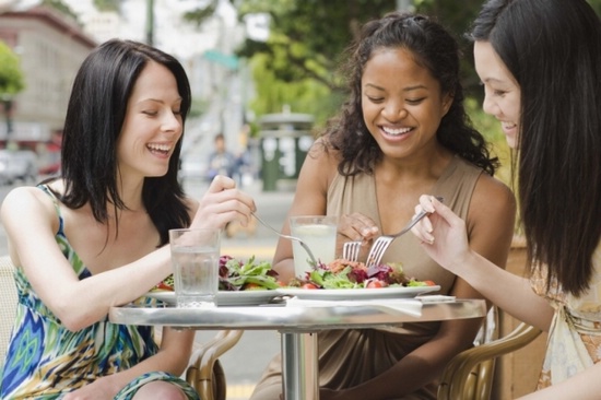 Питание вне дома, когда вы на диете: советы и рекомендации как оставаться стройной