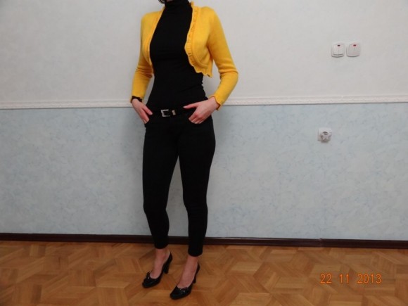 Одежда черного цвета с желтым