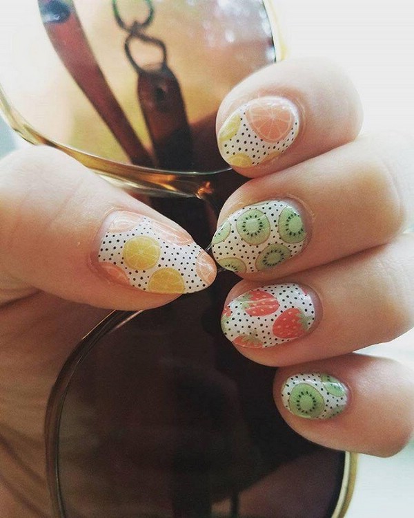 Маникюр с рисунками фруктов на ногтях