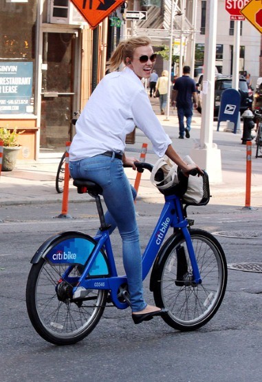 Карли Клосс на велосипеде