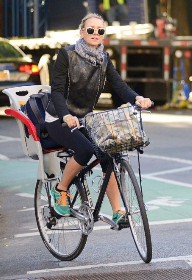 Наоми Уоттс на велосипеде