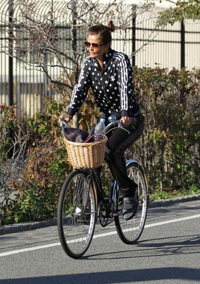 Хелена Кристенссен на велосипеде