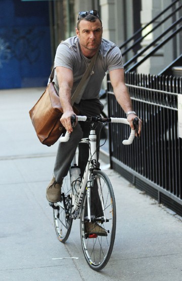 Лив Шрайбер на велосипеде