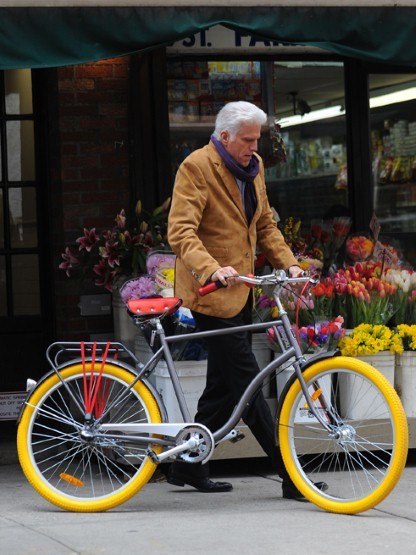 Тед Дансон на велосипеде