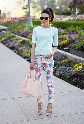 Как носить брюки с цветочным принтом