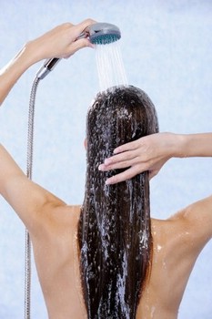 Как помочь волосам при жесткой воде