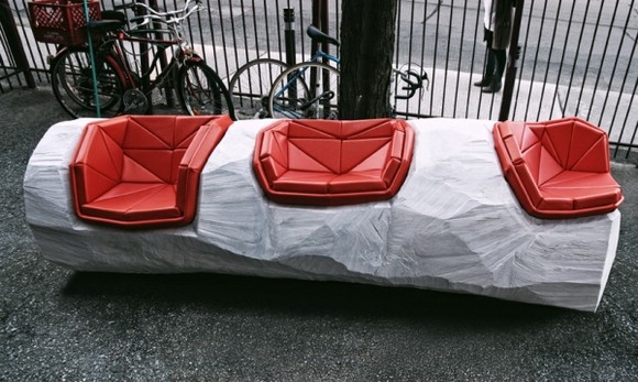 Оригинальная скамья, вырубленная в большом бревне, от студии The Practice of Everyday Design