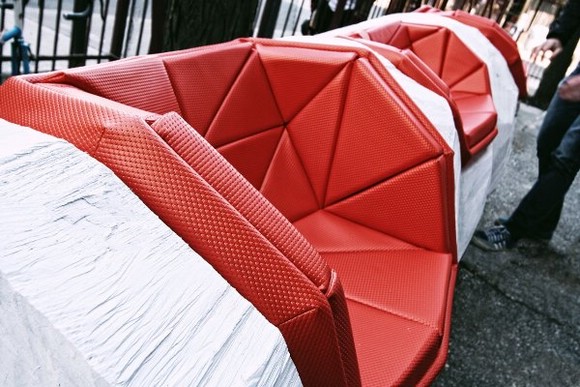 Оригинальная скамья, вырубленная в большом бревне, от студии The Practice of Everyday Design Оригинальная скамья, вырубленная в большом бревне, от студии The Practice of Everyday Design