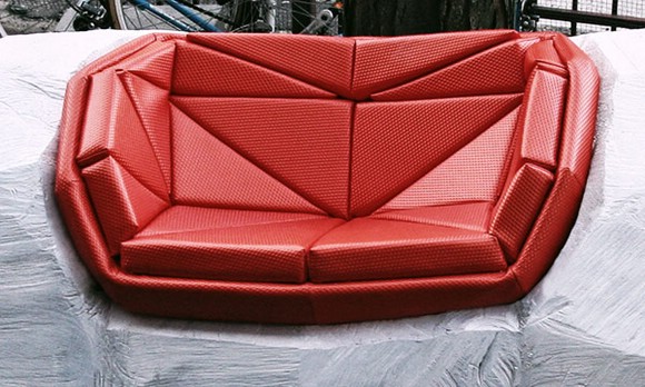 Оригинальная скамья, вырубленная в большом бревне, от студии The Practice of Everyday Design Оригинальная скамья, вырубленная в большом бревне, от студии The Practice of Everyday Design