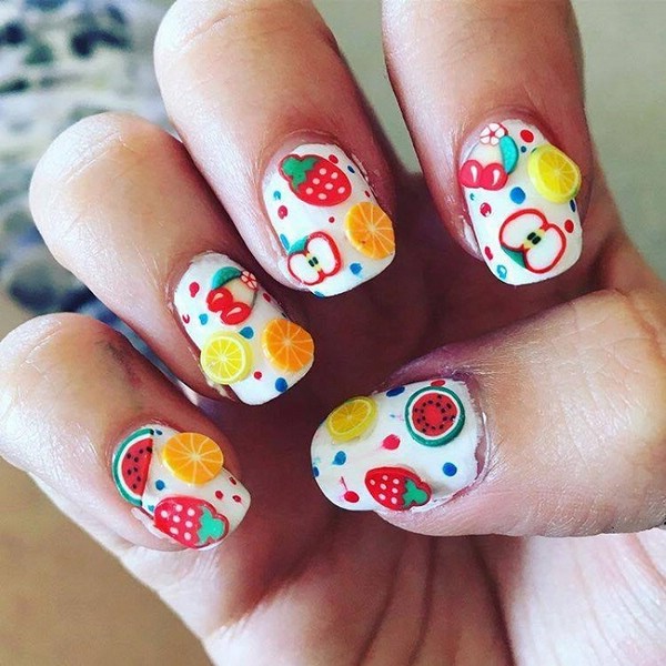 Маникюр с рисунками фруктов на ногтях