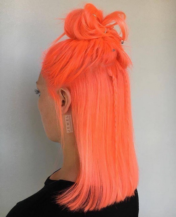 Неоновые персиковые волосы