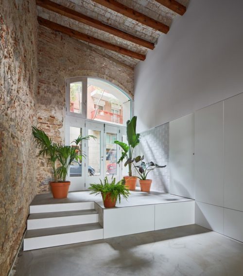 Building Between Party Walls in Hostafrancs / estudi08014