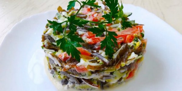 Салат из морской капусты и горбуши