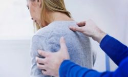 Боли в верхней части спины: распространенные причины и что делать