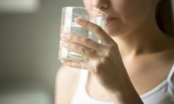 10 причин, почему полезно пить теплую воду