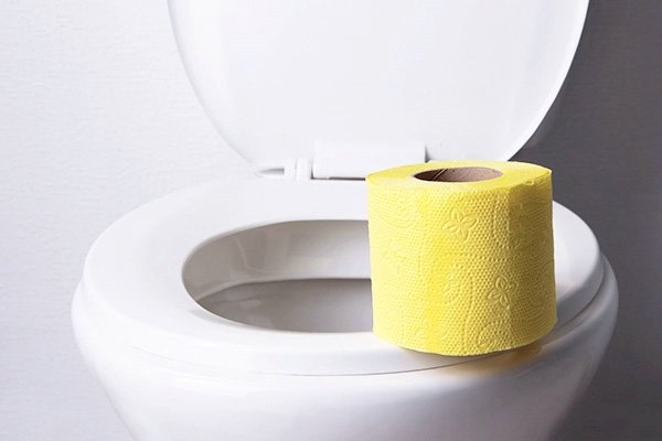 Туалетная бумага на унитазе