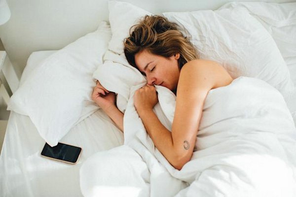 Избегайте использования мобильных телефонов в постели
